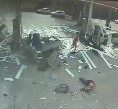 VIDEO: Impresionante explosión de un auto en una estación de servicio