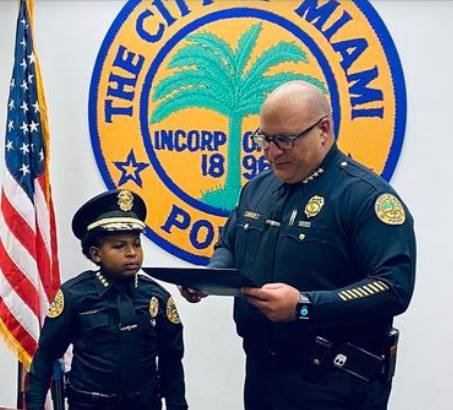 Un niño con un tumor cerebral cumple en Miami su deseo de ser policía
