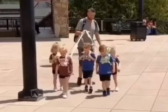 VIDEO: Puso correas a sus 5 hijos pasa salir a pasear y creó roncha